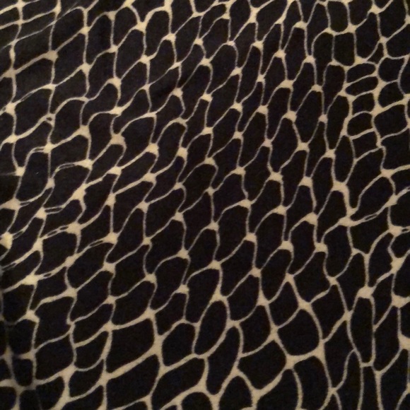 LuLaRoe black scale print leggings - Picture 3 of 7